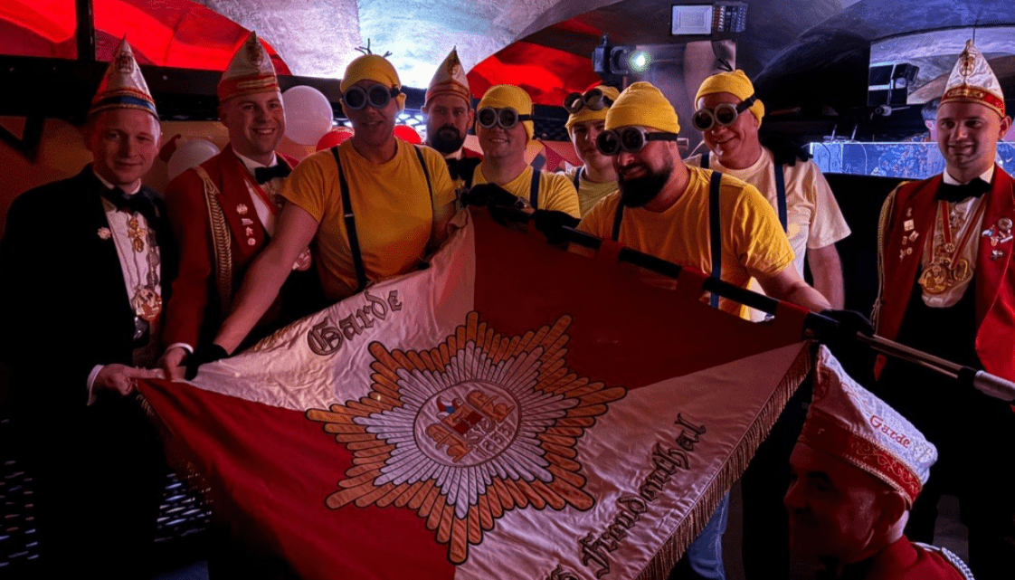 Die KG Freudenthal vereidigt in Münster vier neue Gardisten. Die Gardevergatterung stärkt Tradition und Gemeinschaft im Verein.