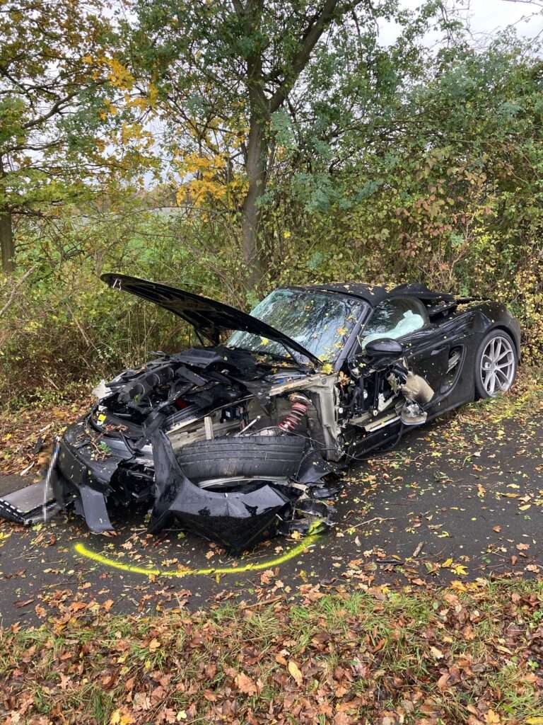 Schwerer Unfall bei Nordkirchen im Kreis Coesfeld: Porsche kracht gegen Baum