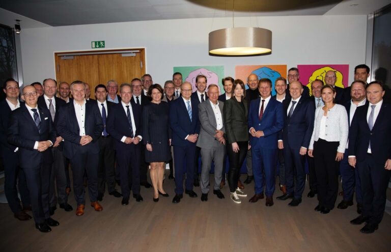 Olaf Gericke bleibt Präsident des Landkreistags NRW. Die Delegierten bestätigen ihn und beide Vizepräsidenten bis 2028.