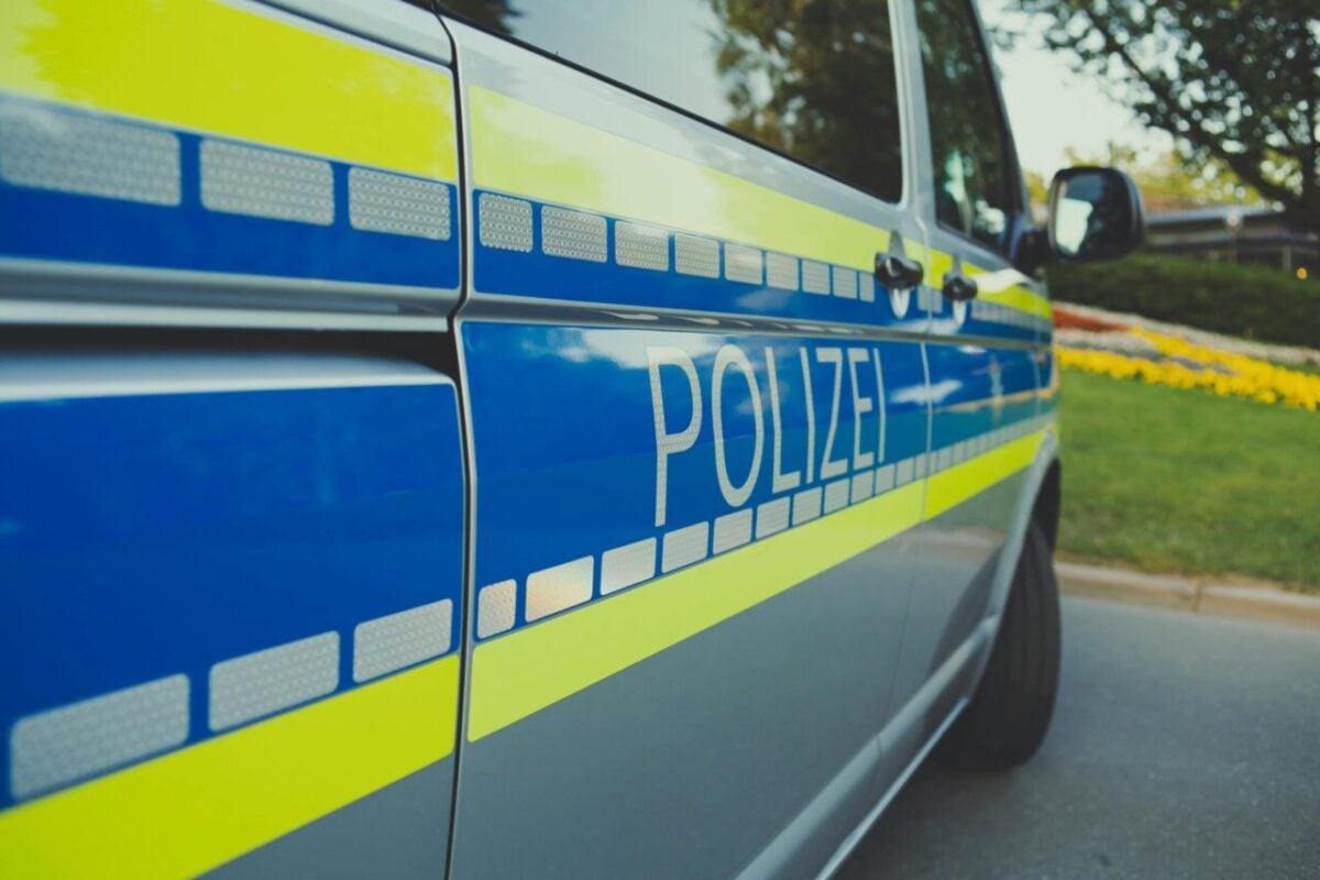 Eine 21-Jährige wird auf der Grevener Straße in Münster von einem Auto erfasst und schwer verletzt. Die Polizei sucht Zeugen.