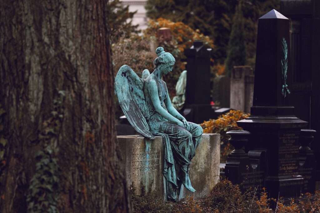 Auf dem Friedhof in Ennigerloh wurden sakrale Metallgegenstände von Gräbern gestohlen. Die Polizei sucht Zeugen.