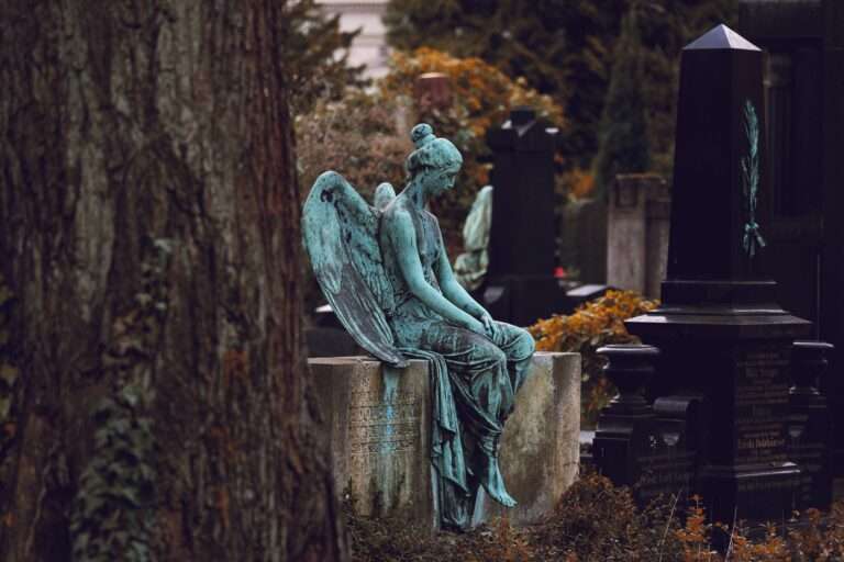 Auf dem Friedhof in Ennigerloh wurden sakrale Metallgegenstände von Gräbern gestohlen. Die Polizei sucht Zeugen.