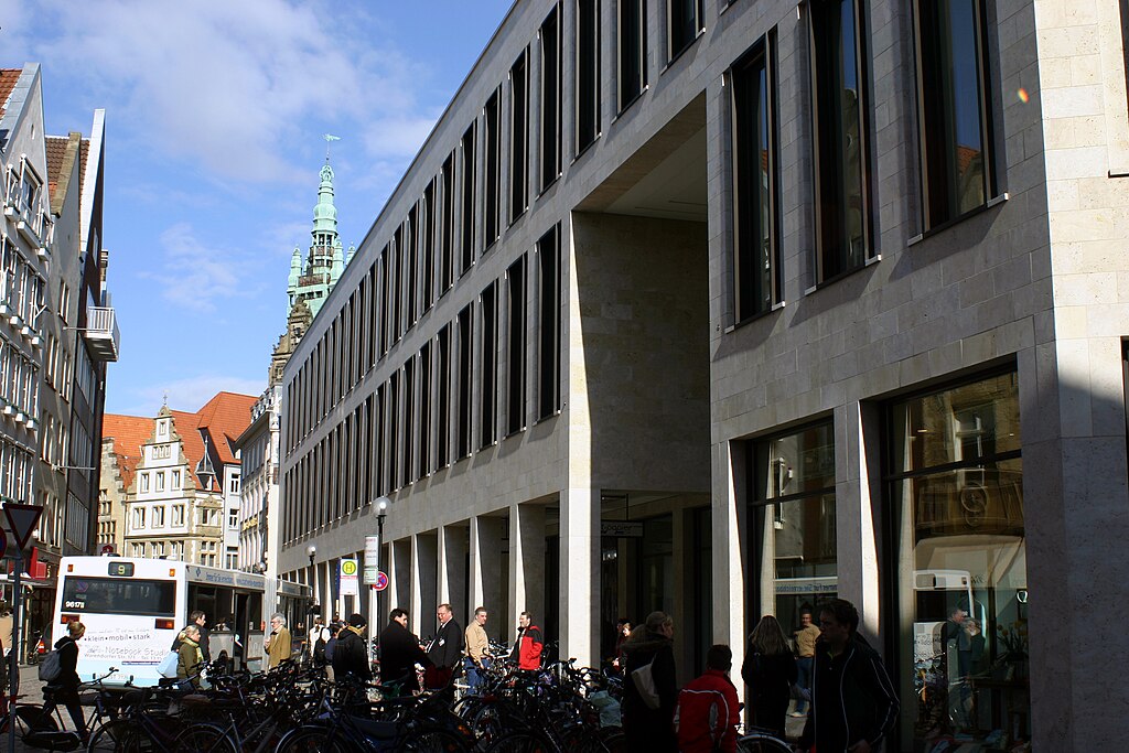 Blockierte Kreuzungen und hohes Verkehrsaufkommen haben Münsters Innenstadt lahmgelegt. Warum der Verkehr kippte und was Autofahrer jetzt beachten sollten.