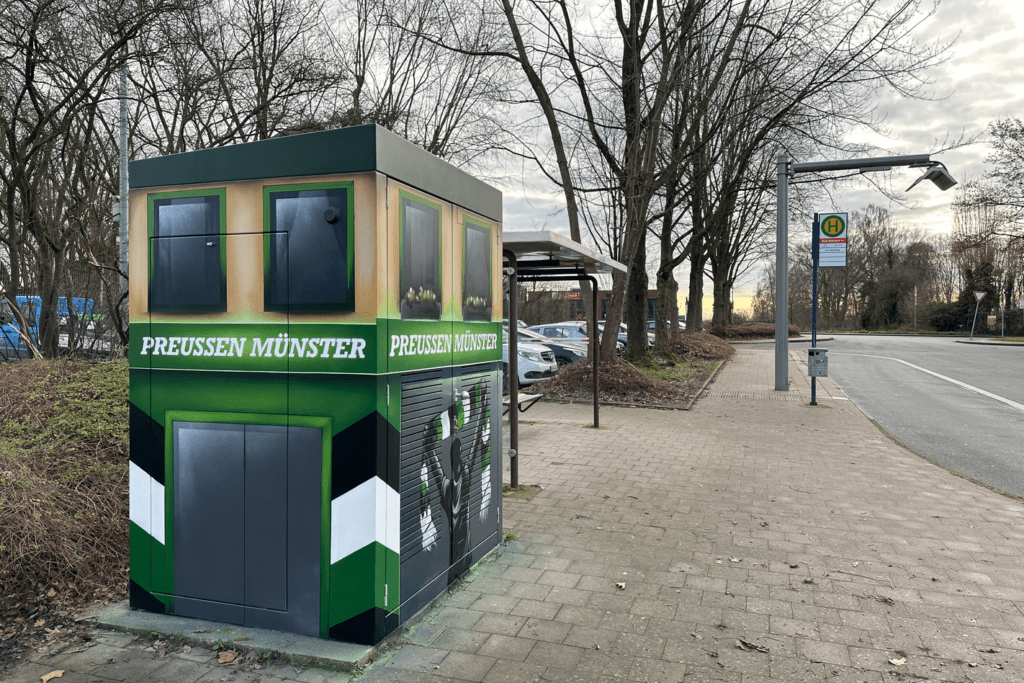 Am Hallenbad Roxel laden Elektrobusse der Stadtwerke Ökostrom. Die Ladestation ist im Preußen-Design gestaltet.