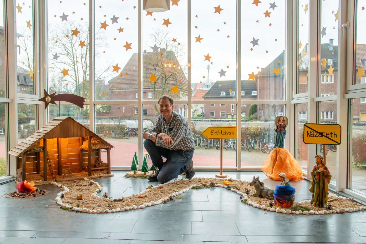 : Haustechniker der Marienschule Münster baut eine besondere Krippe aus alten Turnhallen-Materialien. Ein kreatives Projekt mit viel Schulgeschichte.