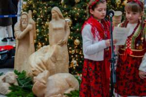 Die polnische Krippe im Hauptbahnhof Münster setzt 2025 ein starkes Zeichen für europäische Werte und lädt Reisende in der Adventszeit zum Innehalten ein.