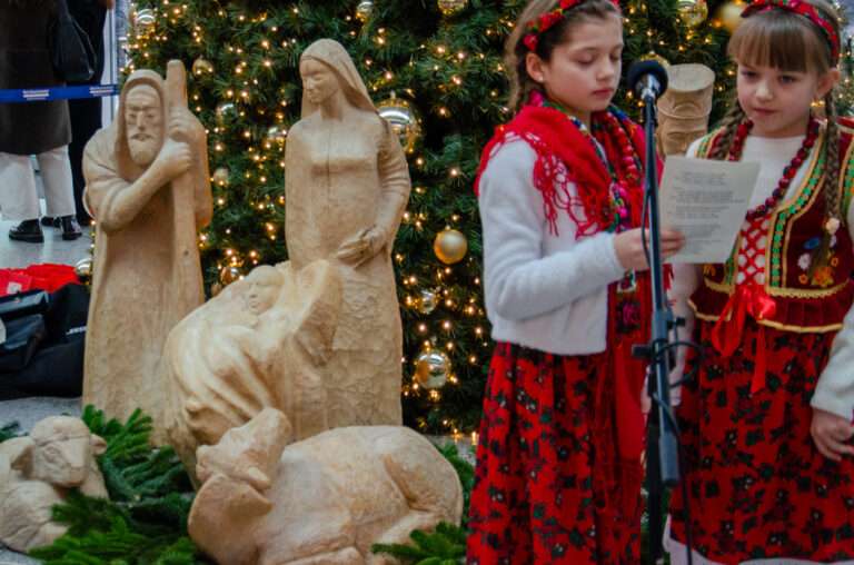 Die polnische Krippe im Hauptbahnhof Münster setzt 2025 ein starkes Zeichen für europäische Werte und lädt Reisende in der Adventszeit zum Innehalten ein.