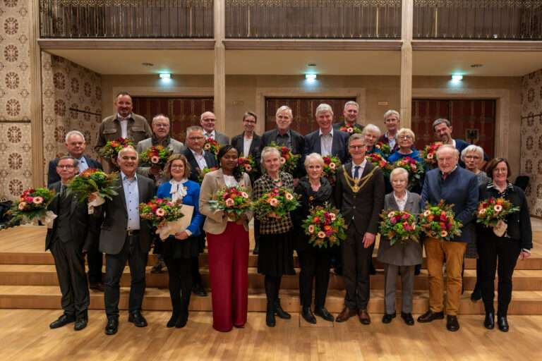 Münster ehrt 23 Ehrenamtliche mit der Münster-Nadel 2025. Die Verleihung im Rathaus würdigt vielfältigen Einsatz für die Stadtgesellschaft.