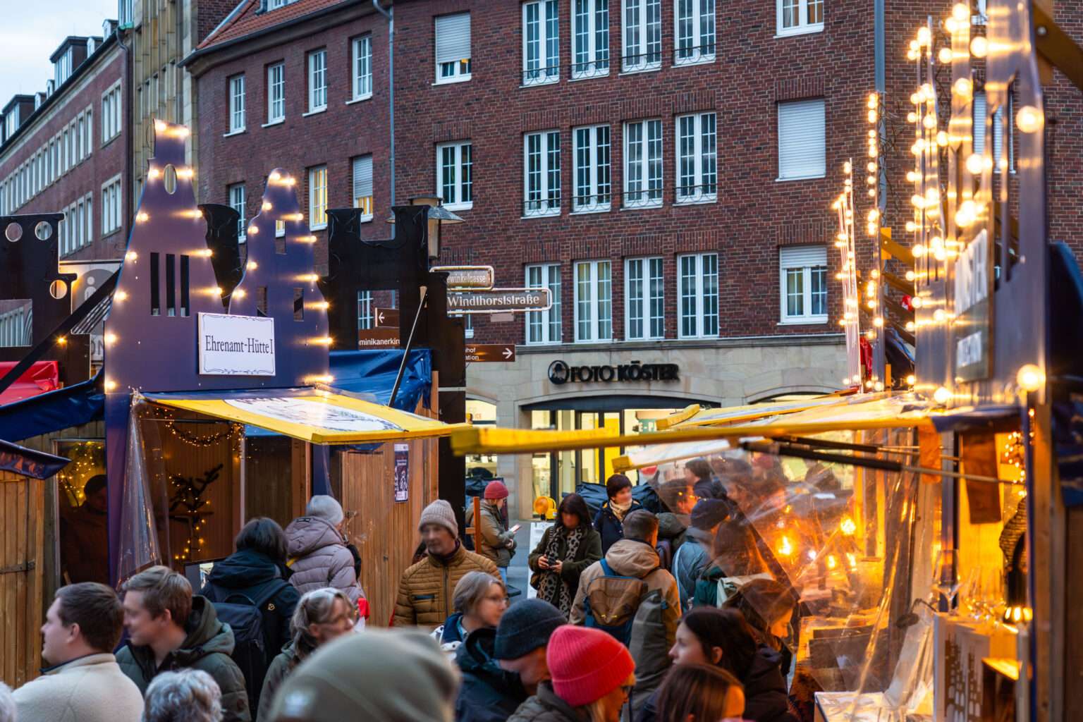 Delegation aus Winnyzja sammelt am vierten Advent Spenden auf dem Weihnachtsmarkt am Harsewinkelplatz in Münster für Kinder nahe der Front in der Ukraine.