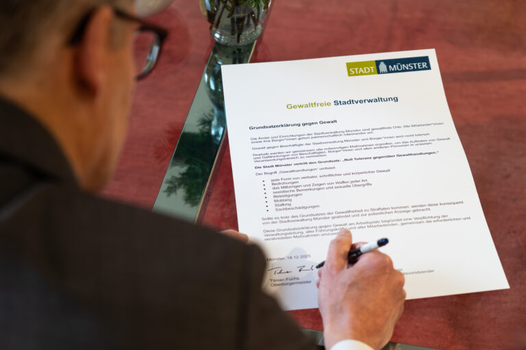 In Münster sind im laufenden Jahr bislang 113 Gewaltvorfälle gegen Mitarbeitende der Stadtverwaltung gemeldet worden. Das geht aus einer Mitteilung der Stadt Münster mit Stand vom 18. Dezember 2025 hervor.
