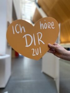 Zwischen den Jahren lädt die Stadtbücherei Münster zum offenen Zuhör-Angebot ein – mit vertraulichen Gesprächen, Zeit zum Innehalten und einem offenen Ohr für Menschen mit Redebedarf.