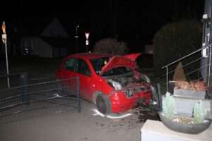 Alkoholunfall in Hamm an Heiligabend: Autofahrerin mit 1,6 Promille landet im Vorgarten. Eine Beifahrerin wird verletzt, hoher Sachschaden entsteht.