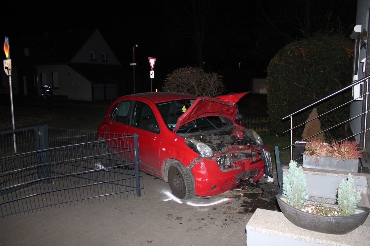 Alkoholunfall in Hamm an Heiligabend: Autofahrerin mit 1,6 Promille landet im Vorgarten. Eine Beifahrerin wird verletzt, hoher Sachschaden entsteht.