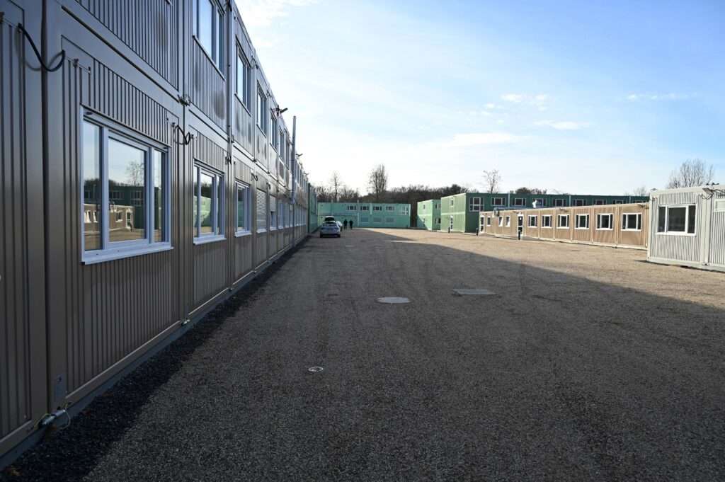 Die Bezirksregierung Münster hat die neue ZUE Haltern am See eröffnet. Die Landesunterkunft bietet Platz für 400 Geflüchtete und ist Teil des NRW-Aufnahmesystems.