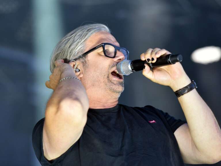 Henning Wehland überrascht auf dem X-MS-Weihnachtsmarkt in Münster mit einem spontanen Benefizkonzert zugunsten des Vereins „Draußen!“.