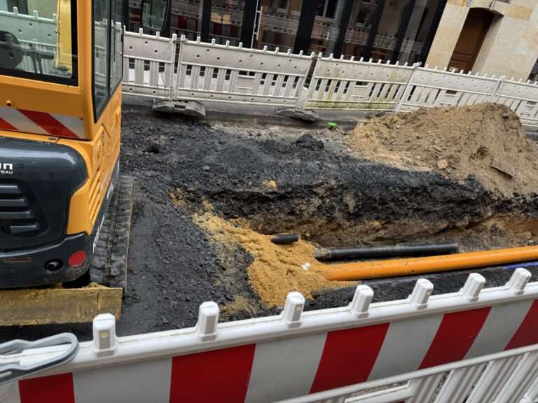 Wasserrohrbruch in Drensteinfurt: Sendenhorster Straße gesperrt, rund 40 Haushalte ohne Wasser. Reparaturarbeiten laufen seit Dienstagmorgen.
