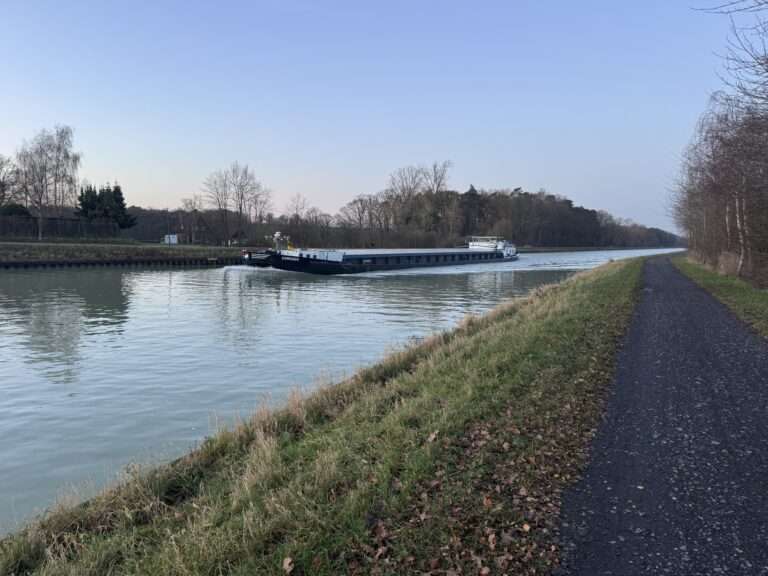 Neujahrsschwimmen Münster 2026: Am 1. Januar springen wieder Hunderte am Bennohaus in den Kanal. Alle Infos zu Ablauf, Sicherheit und Teilnahme.