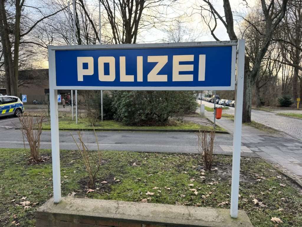 Einbruch in Telgte am frühen Morgen: Polizei durchsucht Haus mit Diensthund, Kollegen aus Münster unterstützen Einsatz.