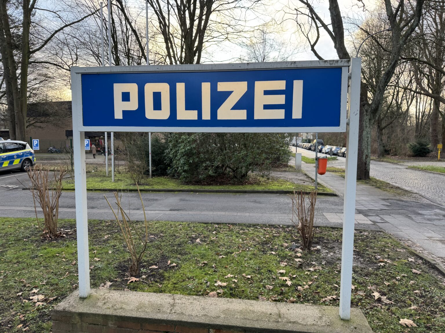Einbruch in Telgte am frühen Morgen: Polizei durchsucht Haus mit Diensthund, Kollegen aus Münster unterstützen Einsatz.
