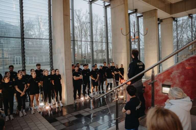 Beim LVMountain-Run in Münster erklommen rund 200 Nachwuchspolizisten den LVM-Turm und sammelten 4.928 Euro für den guten Zweck.