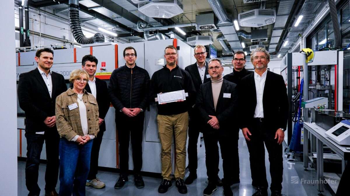 In Münster wurde erstmals eine funktionsfähige Batteriezelle an der Fraunhofer FFB produziert. Das Projekt stärkt Europas Batterieforschung, wird aber teurer als geplant.