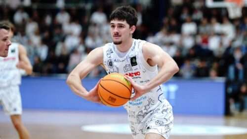 Die Uni Baskets Münster und Caleb Zurliene gehen ab sofort getrennte Wege. Der Verein hat den Vertrag mit dem 23-jährigen Basketballer vorzeitig aufgelöst. Beide Seiten einigten sich einvernehmlich auf die Trennung, die am Dienstag, 23. Dezember 2025, öffentlich bekannt wurde. Vertrag vorzeitig aufgelöst Die Entscheidung zur Vertragsauflösung fiel nach Gesprächen zwischen Spieler und Verein. Kommuniziert wurde der Schritt durch das Management der Uni Baskets Münster. Damit endet das Engagement von Caleb Zurliene in Münster vor dem ursprünglich geplanten Vertragsende. Rückenprobleme als ausschlaggebender Faktor Hintergrund der Trennung sind anhaltende gesundheitliche Einschränkungen. Zurliene hatte in den vergangenen Monaten mit Problemen im unteren Rücken zu kämpfen. Diese Beschwerden verhinderten, dass er dauerhaft sein volles sportliches Leistungsvermögen abrufen konnte. Eine verlässliche Perspektive für einen regelmäßigen Einsatz im Spielbetrieb war daher nicht gegeben. Wunsch nach Regeneration und familiärer Auszeit Nach Vereinsangaben äußerte der Spieler den Wunsch, seine Zeit in Münster zu beenden. Ziel sei es, die Weihnachtszeit bei seiner Familie zu verbringen und sich vollständig zu regenerieren. Die Uni Baskets Münster entsprachen diesem Wunsch und ermöglichten die vorzeitige Vertragsauflösung.