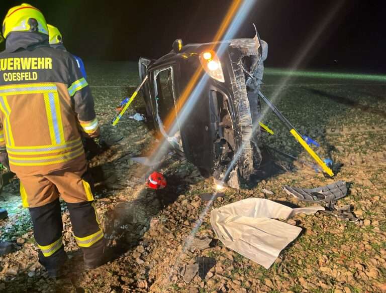 Unfall in Coesfeld am Wiedauer Weg: Auto rutscht ins Gleisbett