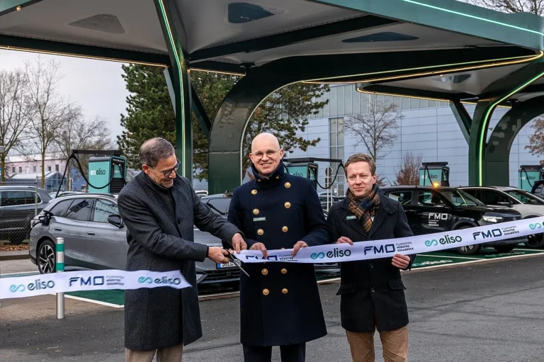 E-Auto Ladesäulen Flughafen Münster/Osnabrück: Am FMO sind acht neue Schnellladesäulen mit bis zu 200 kW in Betrieb gegangen.
