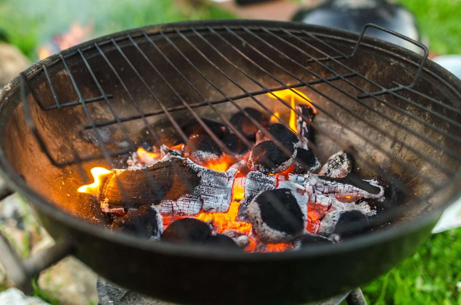 Nachbarschaftsstreit wegen Grillens in Warendorf eskaliert und landet vor Gericht. Verfahren endet mit Einstellung gegen Geldauflage.