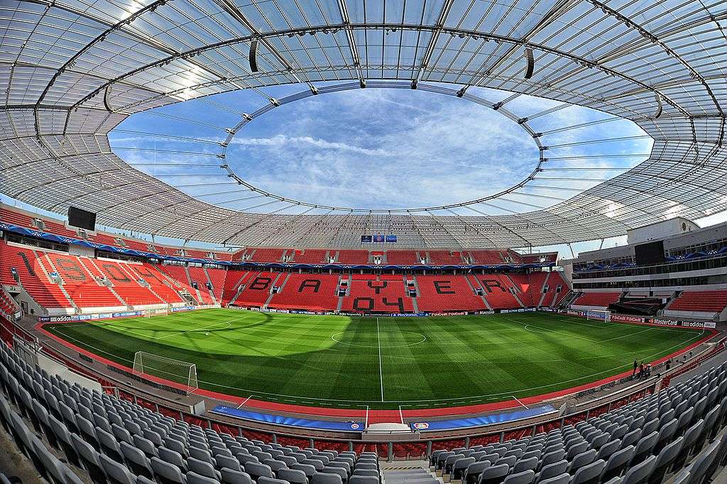 Der VfB Stuttgart feiert einen eindrucksvollen 4:1-Auswärtssieg bei Bayer Leverkusen. Eine starke erste Halbzeit entscheidet das Bundesliga-Spiel früh.