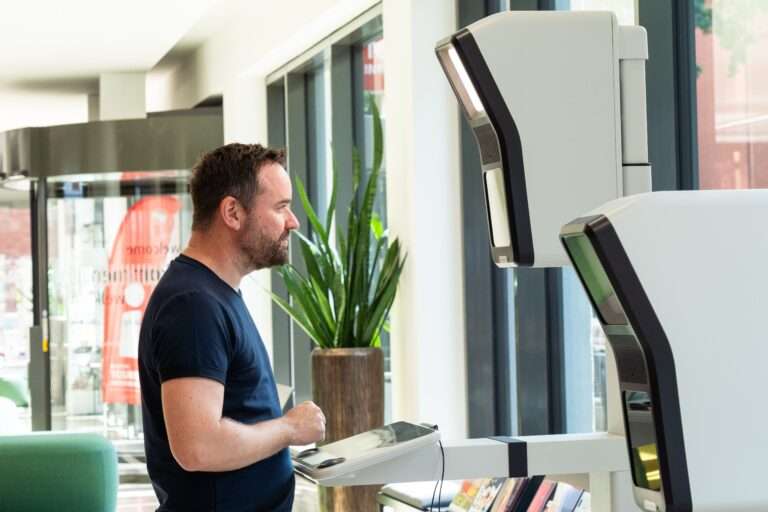 Digitale Passbilder sind nun in allen sieben Bürgerbüros in Münster möglich. Personalausweise und Reisepässe lassen sich direkt vor Ort beantragen.