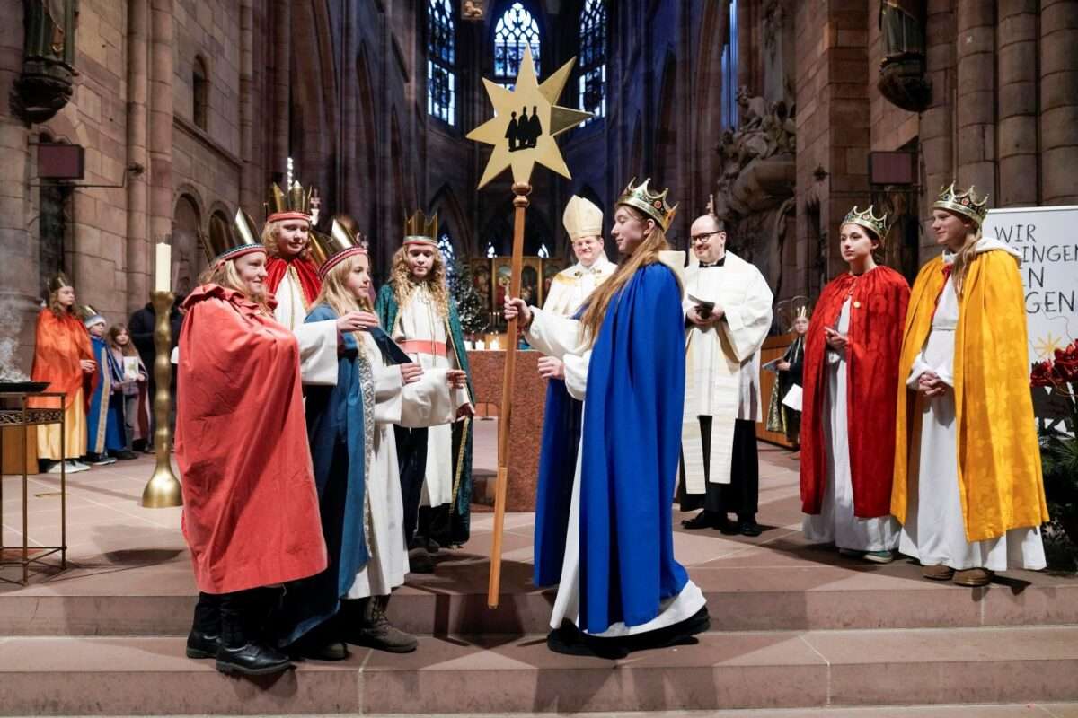 Münster übernimmt den Staffelstern der Sternsinger – Auftakt zur bundesweiten Eröffnung der Aktion Dreikönigssingen 2027.