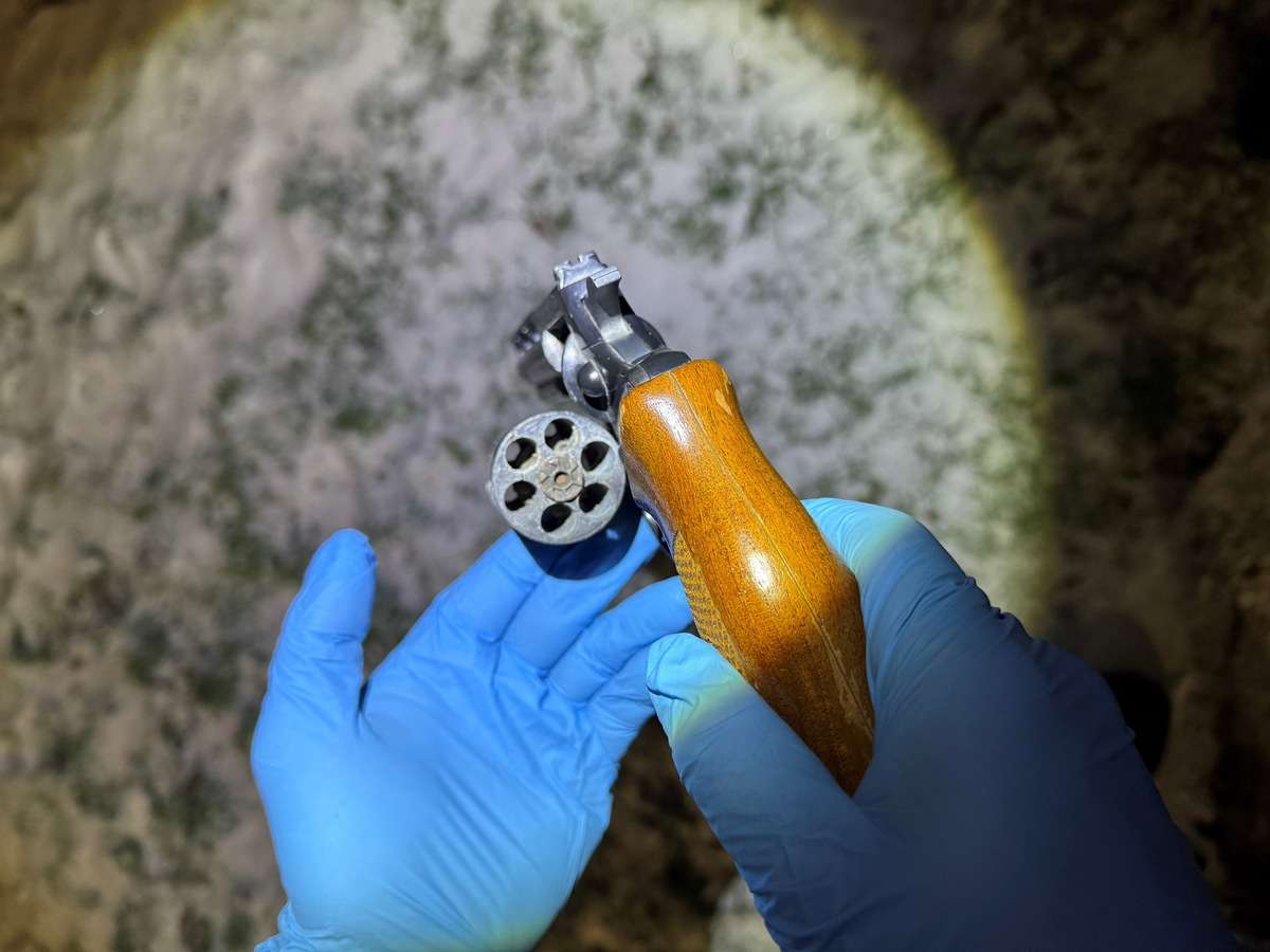 Bei einer Zollkontrolle auf der A30 bei Tecklenburg wurden eine Schreckschusspistole, ein Schlagstock und Alkohol am Steuer festgestellt.