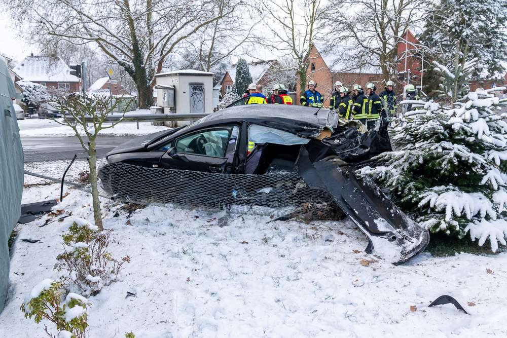 Auto kollidiert an beschranktem Bahnübergang in Porta Westfalica-Eisbergen mit Regionalzug. Fahrer flüchtet, Polizei ermittelt wegen mehrerer Delikte.