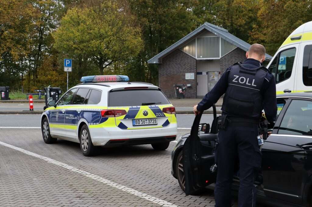 Drogenfund Zoll Gronau: Bei einer Kontrolle entdeckten Beamte Heroin und Kokain in einem ungewöhnlichen Versteck am Körper.