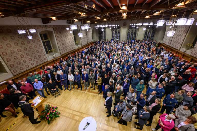 Rund 500 Gäste kamen zum Neujahrsempfang in Münster. OB Fuchs betont Zusammenhalt, Zukunftsthemen und Batterieforschung.