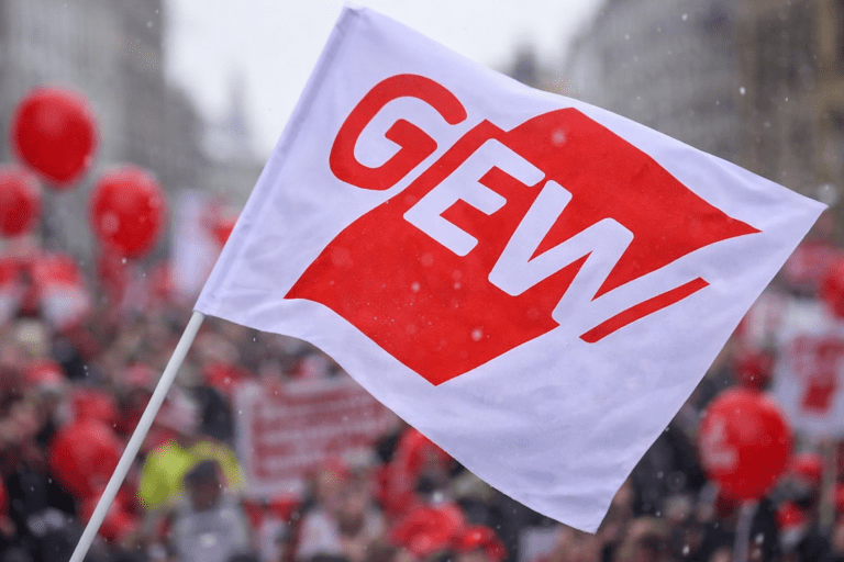 Lehrkräfte demonstrieren in Münster für höhere Gehälter. Hintergrund sind die laufenden Tarifverhandlungen der Länder.