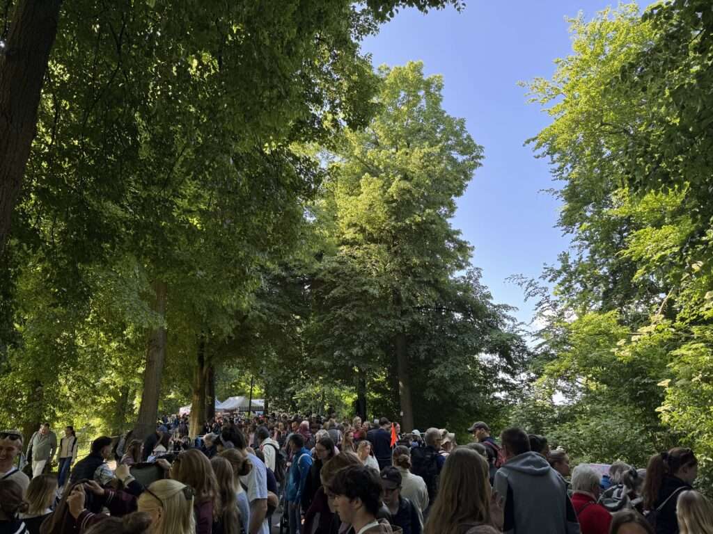 Der Promenadenflohmarkt in Münster gehört zu den größten Freiluftflohmärkten Europas. Auch 2026 verwandelt sich die Promenade zwischen Aasee und Schloss an mehreren Wochenenden in eine kilometerlange Marktmeile. Wenn du stöbern willst oder selbst verkaufen möchtest, findest du hier alle wichtigen Termine, Uhrzeiten und Regeln übersichtlich zusammengefasst.