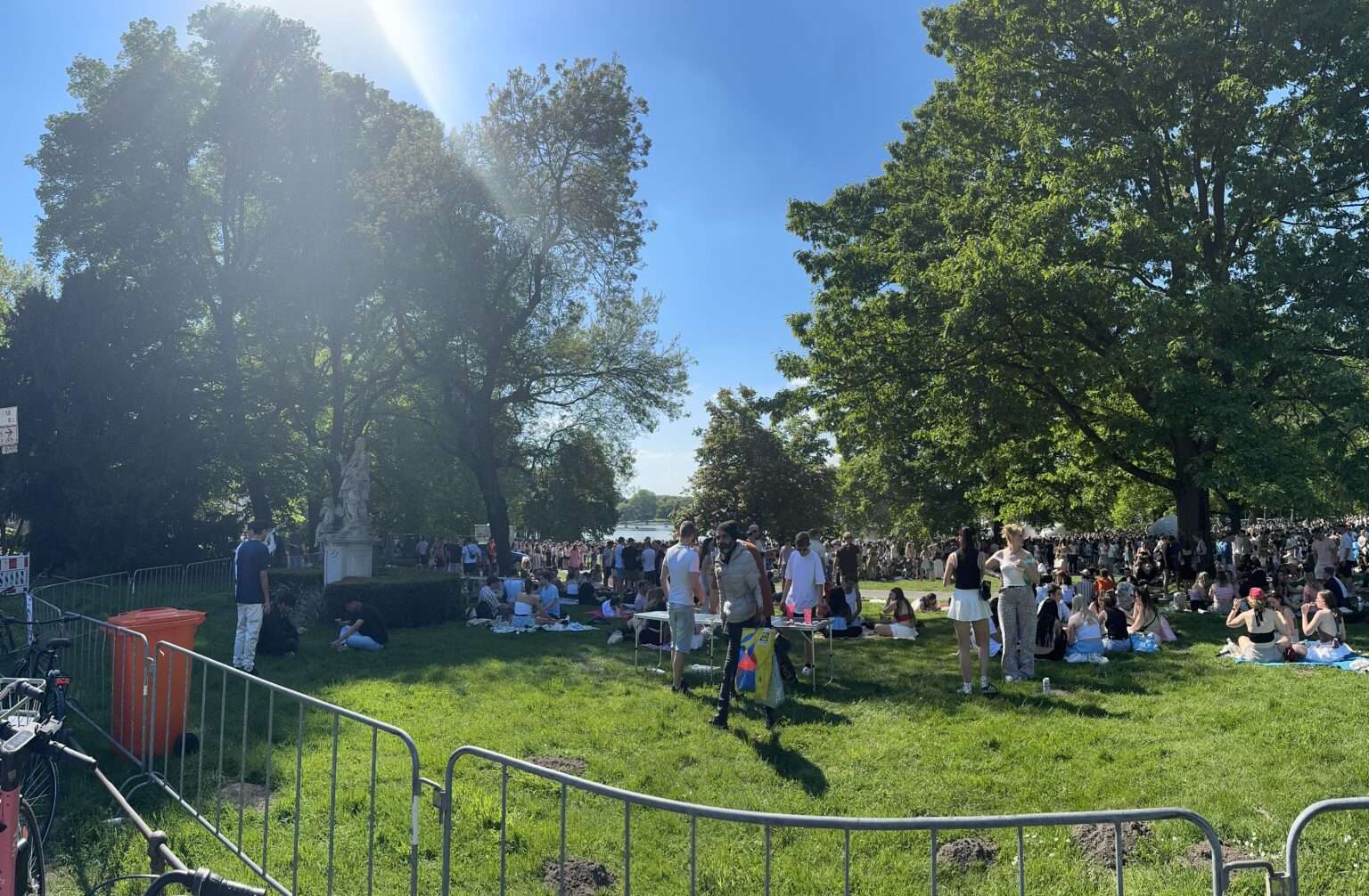 Am 1. Mai gilt am Aasee Münster ein Glasverbot. Die Stadt setzt auf Kontrollen, Sperrungen und Hilfsangebote.