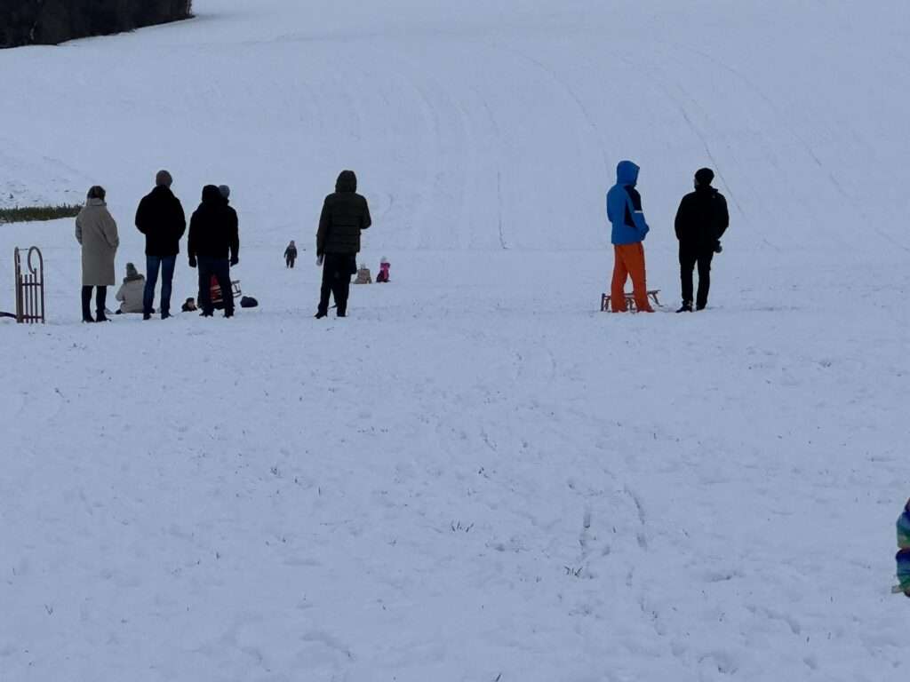 Zwei tödliche Rodelunfälle in Mecklenburg-Vorpommern und Österreich erschüttern Familien und Ermittler.