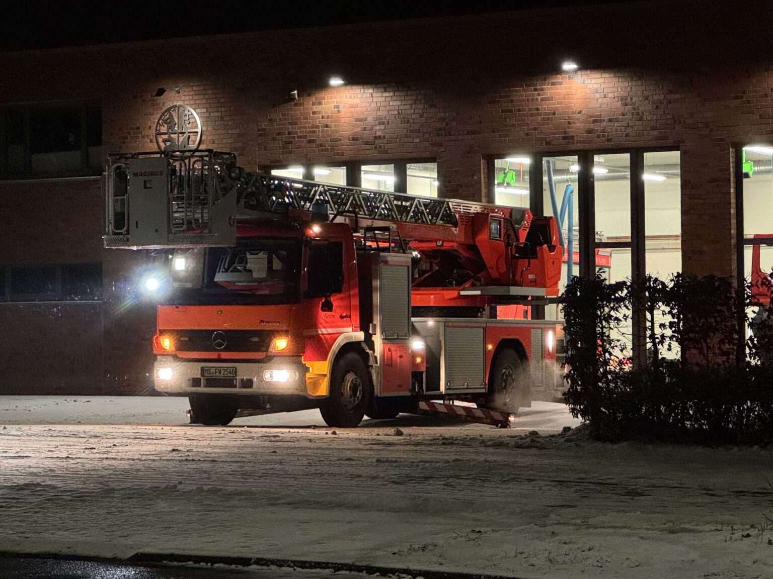 Nachts auf der A3 bei Ratingen: Zwei Verletzte nach schwerem Crash