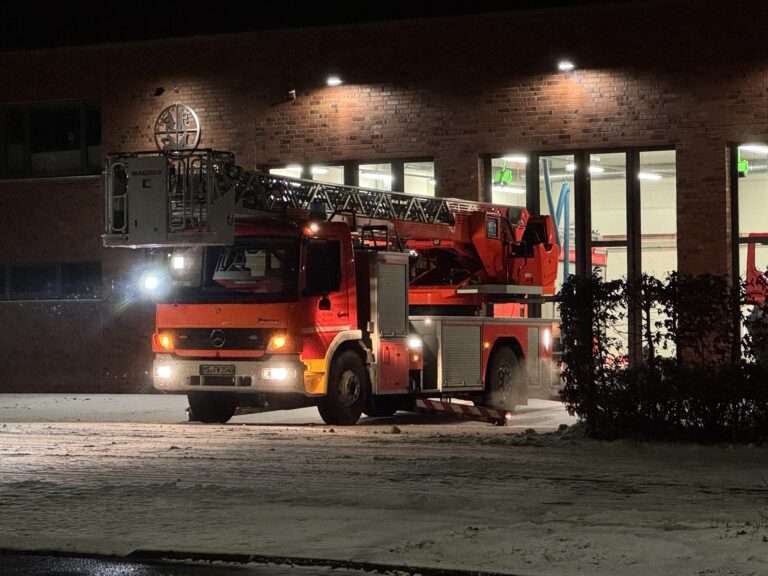 Nachts auf der A3 bei Ratingen: Zwei Verletzte nach schwerem Crash