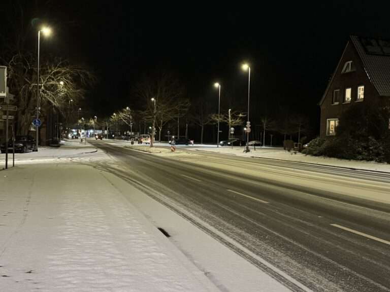Glatte Radwege in Münster: Blitzeis macht Radfahren gefährlich, Autos kommen durch