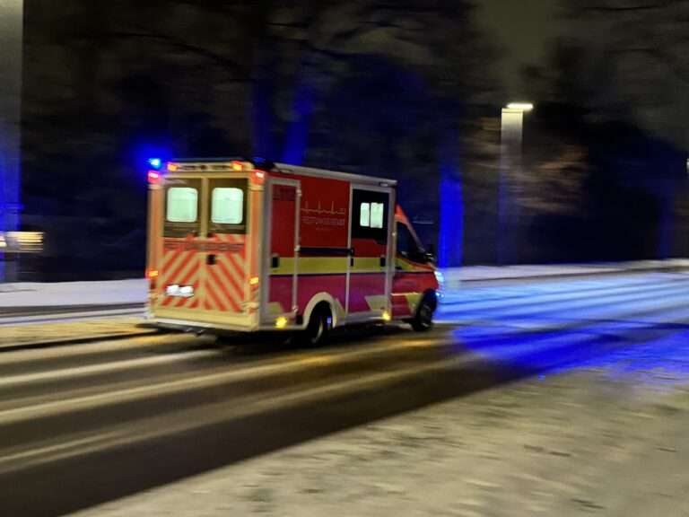 Am Donnerstagabend ist es im Kreisverkehr an der B475 in Warendorf zu einem schweren Verkehrsunfall gekommen. In dem Knotenpunkt, an dem die Bundesstraße auf die Sassenberger Straße (L830) trifft, kollidierte ein Auto mit einer Radfahrerin. Die Einsatzkräfte wurden gegen 18 Uhr alarmiert. 69-Jährige mit schweren Verletzungen in Klinik gebracht Bei dem Unfall zog sich eine 69 Jahre alte Radfahrerin schwere Verletzungen zu. Sie wurde mit einem Rettungswagen in das Ameos Klinikum Warendorf gebracht und dort zunächst medizinisch versorgt. Eine Verlegung in eine Spezialklinik stand zeitweise im Raum. Ein Rettungshubschrauber war zwar eingeplant, kam letztlich aber nicht zum Einsatz. B475 mehrere Stunden voll gesperrt Wegen der umfangreichen Rettungs- und Ermittlungsarbeiten musste die B475 vollständig gesperrt werden. Die Sperrung dauerte mehrere Stunden an. Die Polizei leitete den Verkehr über alternative Routen, unter anderem über die B64 sowie über die Sassenberger Straße (L830). Erst gegen 20.43 Uhr konnte die Bundesstraße wieder freigegeben werden. Unfallermittler untersuchen Ursache Zur Klärung des Unfallhergangs forderte die Polizei ein spezialisiertes Verkehrsunfall-Team an. Dieses sicherte Spuren an der Unfallstelle und dokumentierte die Lage, um die genaue Ursache des Zusammenstoßes zu ermitteln. Wichtiger Verkehrsknoten im Kreis Warendorf Der betroffene Kreisverkehr gilt als zentraler Verkehrspunkt im Stadtgebiet von Warendorf. Er dient regelmäßig als Start- oder Umleitungspunkt bei größeren Sperrungen in Richtung Sassenberg. Die B475 selbst ist eine wichtige Verbindungsachse durch den Kreis Warendorf und war zuletzt bereits Ende Januar nach einem anderen schweren Unfall zeitweise gesperrt.
