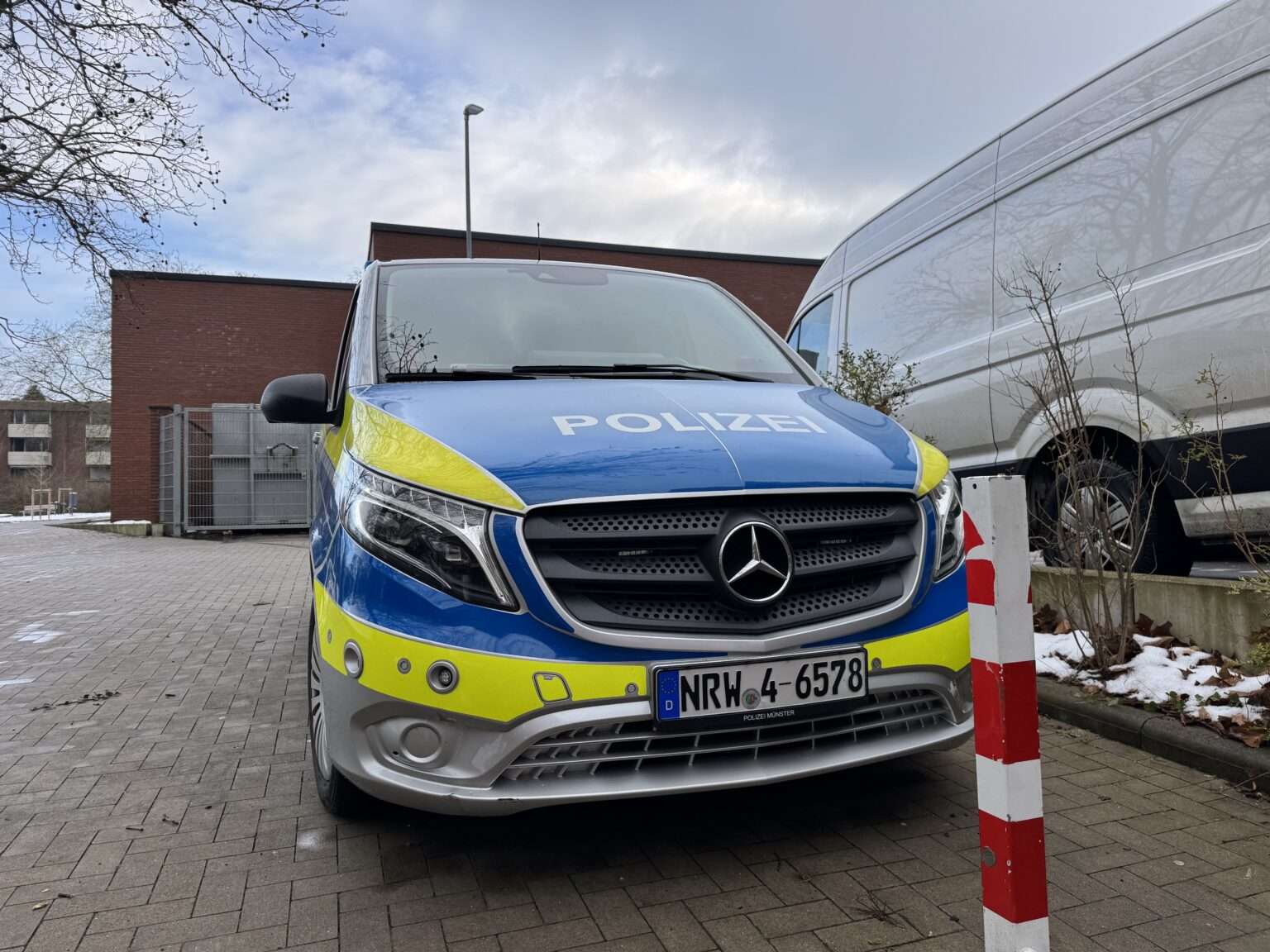Auto überschlägt sich und landet nach Zusammenstoß im Straßengraben