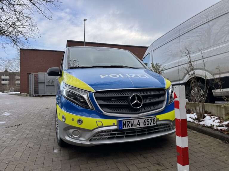 Auto überschlägt sich und landet nach Zusammenstoß im Straßengraben