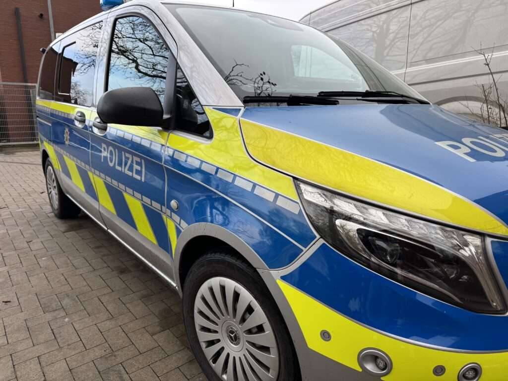 Auto überschlägt sich und landet nach Zusammenstoß im Straßengraben