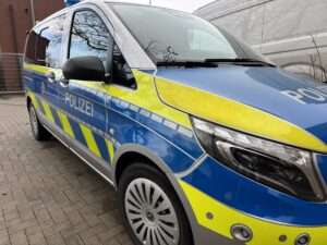 Schwerer Unfall in Rhede, Auto prallt gegen Baum