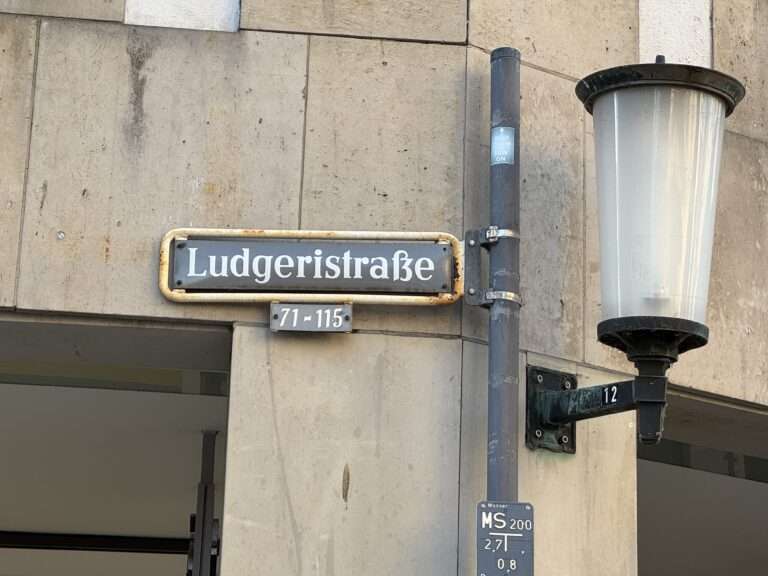 Das Pflaster der Ludgeristraße in Münster wird seit Jahren repariert. Ein öffentlicher Gesamtumbau ist bisher nicht terminiert.