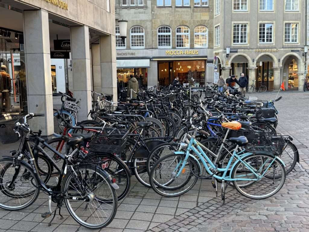 Deutschlands Fahrradstadt verzeichnet 4.561 Fahrraddiebstähle im Jahr 2025. Warum E-Bikes das Problem verschärfen und nur 12,61 % aufgeklärt werden.